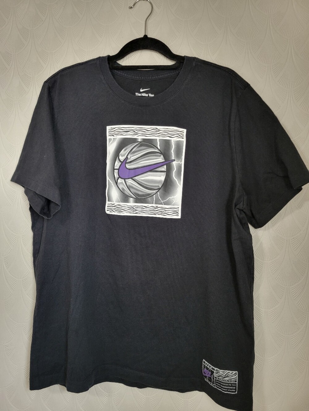 Nike Sports Shirt Men's XL Black Purple Basketball Swoosh Graphic The Nike Tee